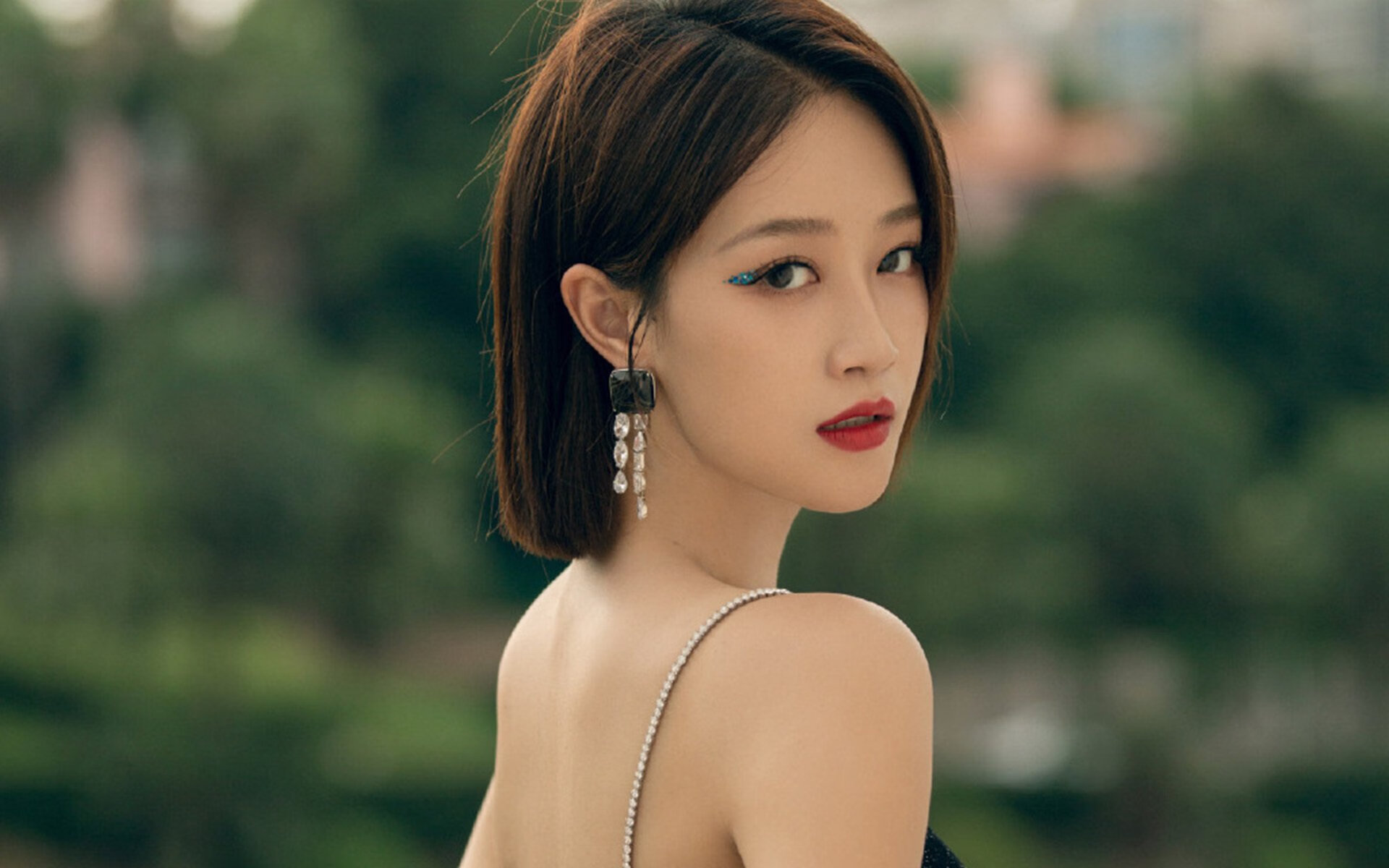 “举重赛事：高新体育中心选手力拔山河，彰显超级力量”